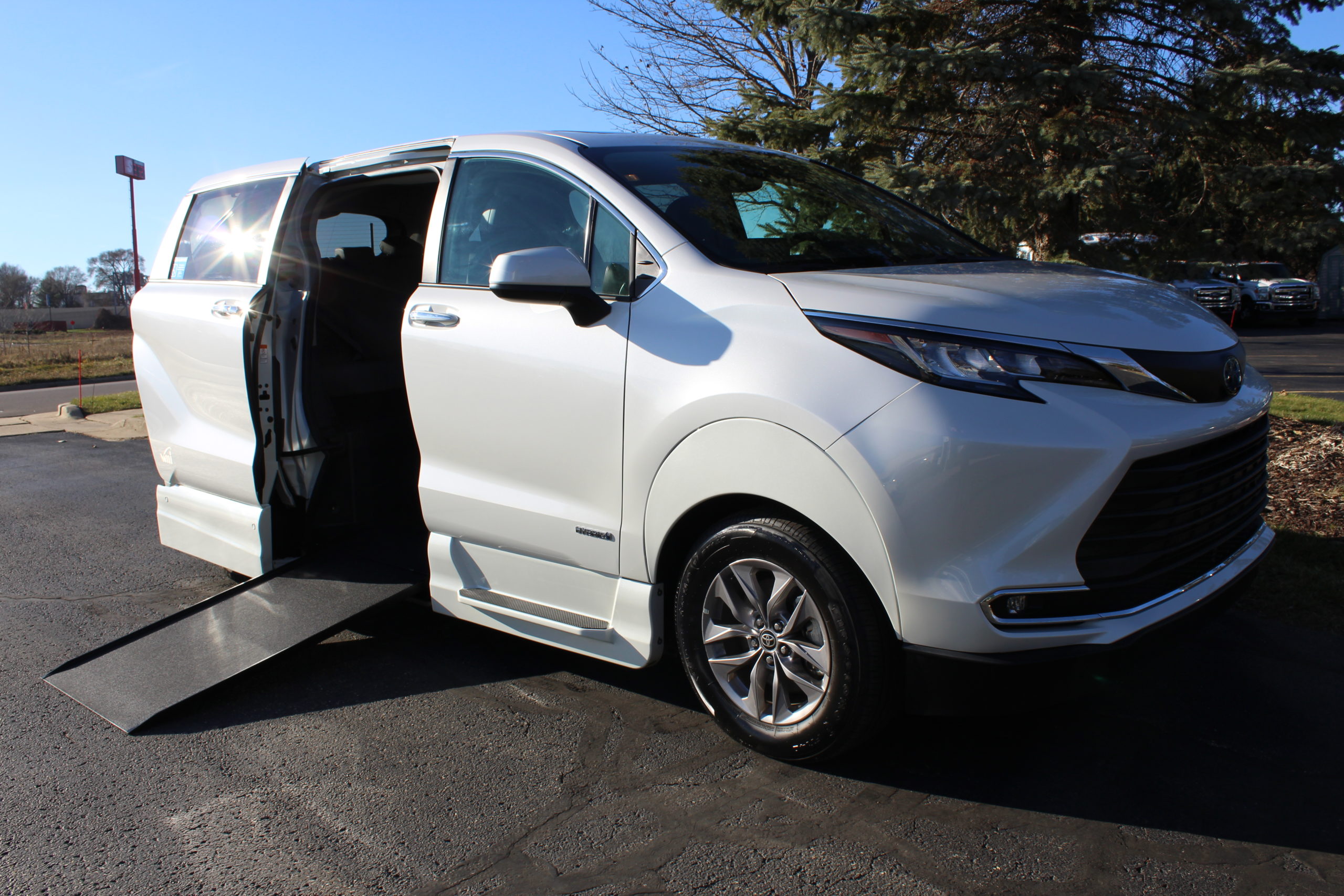 2021 White Toyota Sienna XLE AWD with VMI Northstar Conversion